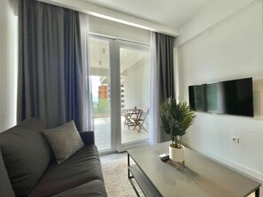 Comfort Studio | Living area | 42-inch Smart TV with cable channels - Horizon Residences Andjela (Becici)