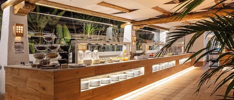 Un comptoir de buffet en bois doté de vitrines, un plafond avec des poutres apparentes et un sol carrelé.