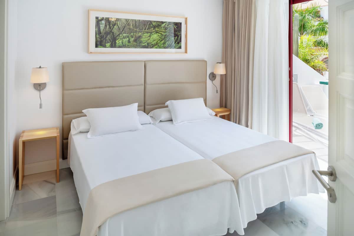 Cortinas opacas, wifi gratis, ropa de cama