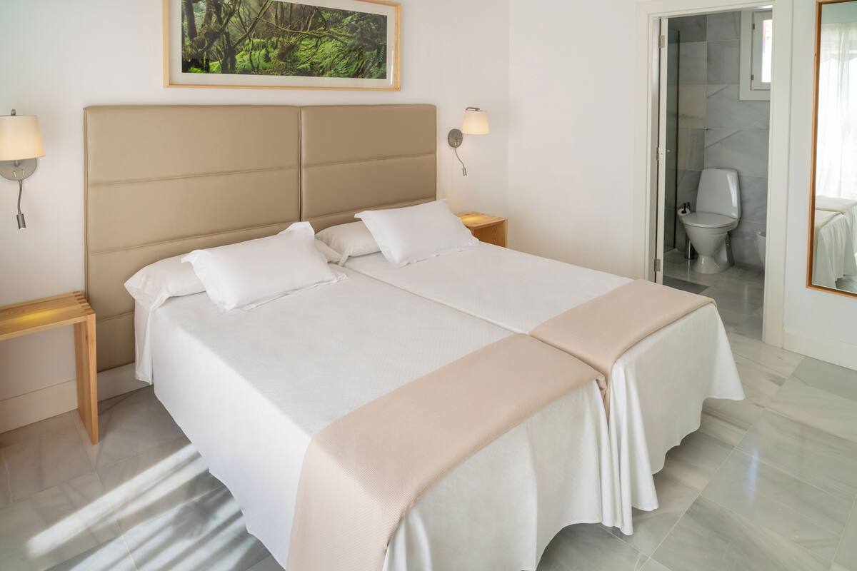 Blackout drapes, WiFi (free), bed sheets
