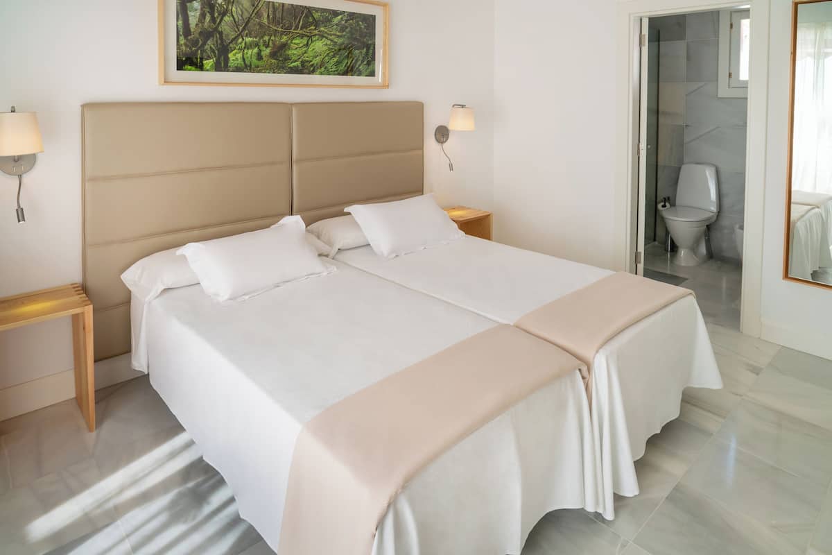 Cortinas opacas, wifi gratis, ropa de cama