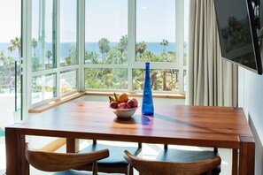 Superior-Apartment, 1 Schlafzimmer, Meerblick | Wohnbereich | 32-Zoll-Flachbildfernseher mit Kabelempfang