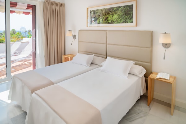 Superior Apartment, 1 Bedroom, Ocean View | Blackout curtains, free WiFi, bed sheets