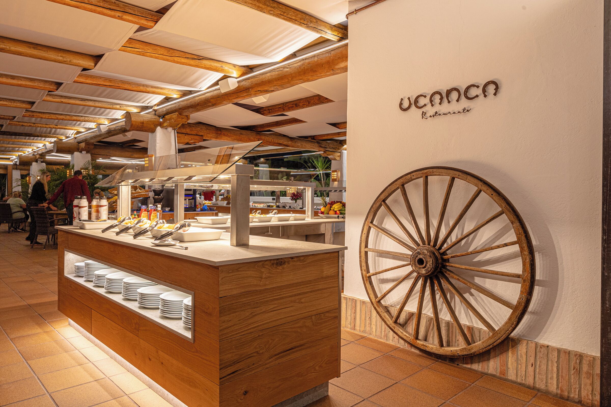 Se ofrece un desayuno bufé (15 EUR por persona)