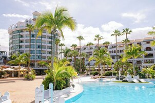2 outdoor pools