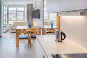Superior Studio | Private kitchenette | Mini-fridge, oven, stovetop, cookware/dishes/utensils - Aparthotel Parque Santiago IV (Arona)
