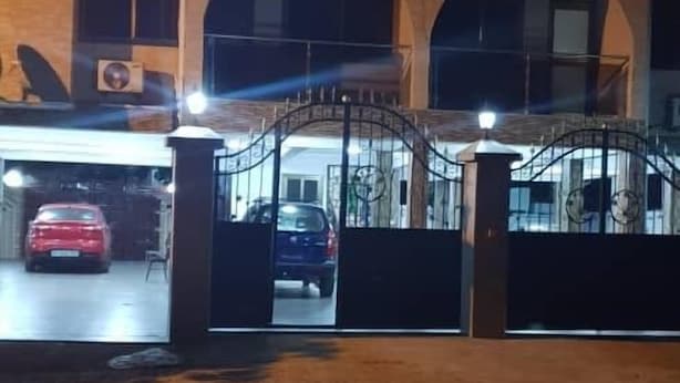 A two-story building with a gated entrance and a parking area. - 2Bedrooms Private. Apart. Junction Mall (Accra)