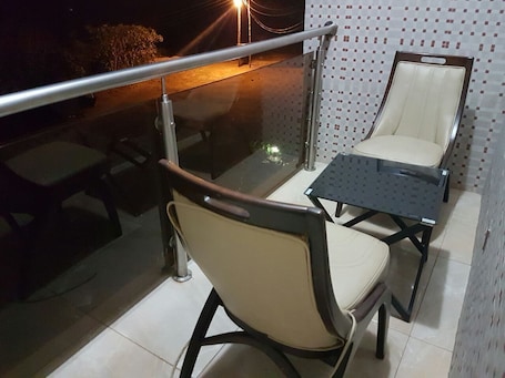 Frigorífico, placa de cocina, tostadora y utensilios de cocina. 2Bedrooms Private. Apart. Junction Mall