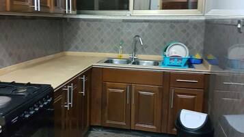 Kühlschrank, Herdplatte, Toaster, Kochgeschirr/Geschirr/Besteck