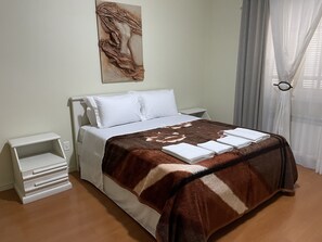 3 bedrooms, iron/ironing board, WiFi, bed sheets