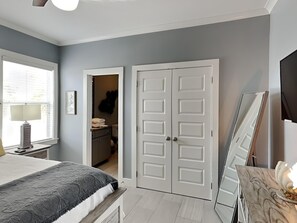 3 habitaciones, tabla de planchar con plancha, wifi y ropa de cama