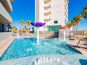 من حمّامات السباحة المغطاة