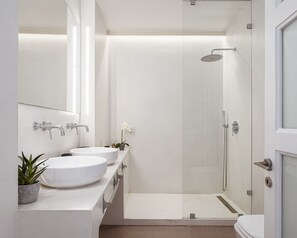 Shower, hair dryer, towels, soap - Acropolis Prime Residence (Athina)