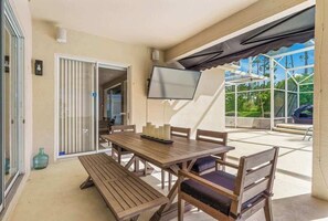 Outdoor dining - Pool & Spa Oasis/Golf Retreat/Near Disney/3BR Home (davenport)