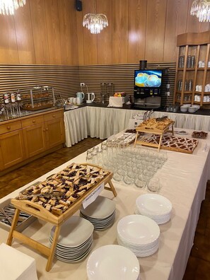 A buffet setup with various food items and a coffee station. - CAMELIA ROOMS VENICE GUESTHOUSE (Mestre)