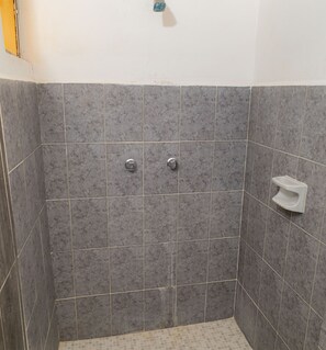 Dusche, kostenlose Toilettenartikel, Handtücher, Seife