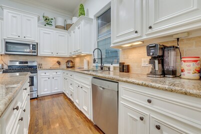 Houston Home Near Downtown w/ Pool & Hot Tub!