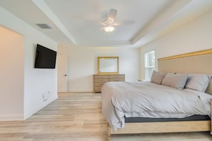 House (3 Bedrooms) | Interior - Pool Access & Screened Patio: Home in The Villages (Okahumpka)