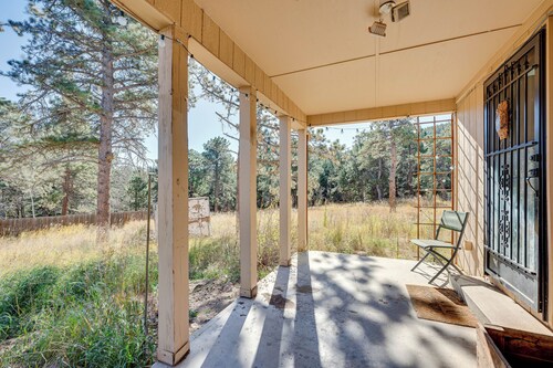 17 Mi to Town: Peaceful Pet-friendly Golden Cabin!