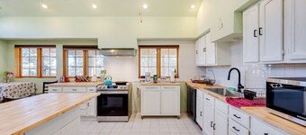 17 Mi to Town: Peaceful Pet-friendly Golden Cabin!