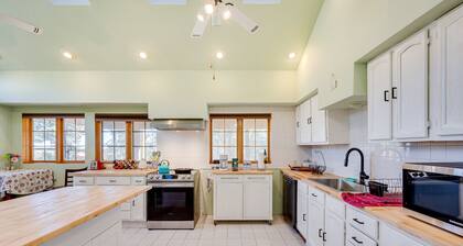 17 Mi to Town: Peaceful Pet-friendly Golden Cabin!