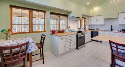 17 Mi to Town: Peaceful Pet-friendly Golden Cabin!