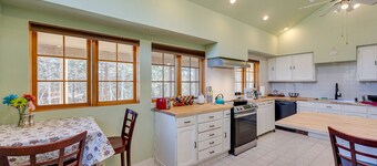17 Mi to Town: Peaceful Pet-friendly Golden Cabin!