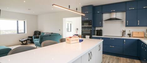 Mikrowelle, Ofen, Geschirrspüler, Hochstuhl