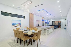 Dining - Luxe Miami Villa: Pool, Hot Tub, 10 min to S Beach (Miami)
