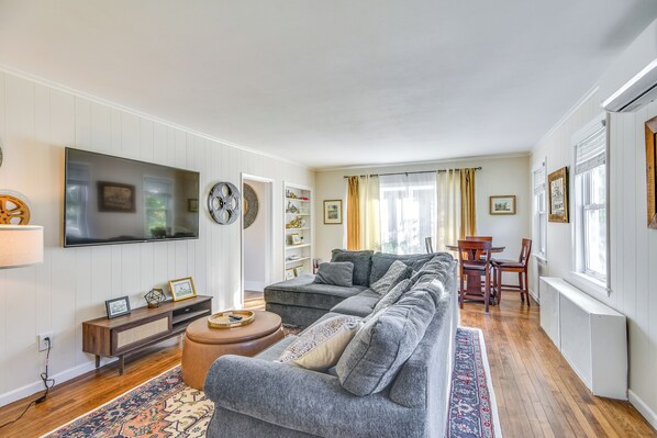 House (3 Bedrooms) | Living area | TV, ping pong, books