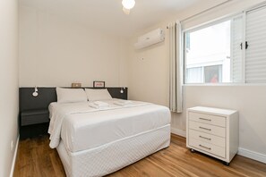 3 habitaciones, tabla de planchar con plancha, wifi y ropa de cama 