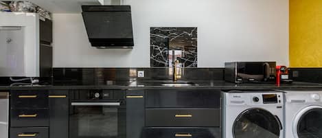 Fridge, oven, stovetop, electric kettle