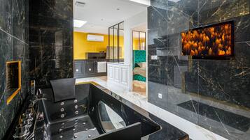 Sèche-cheveux, serviettes fournies, savon, papier toilette