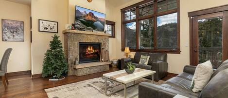 Una Smart TV, una chimenea