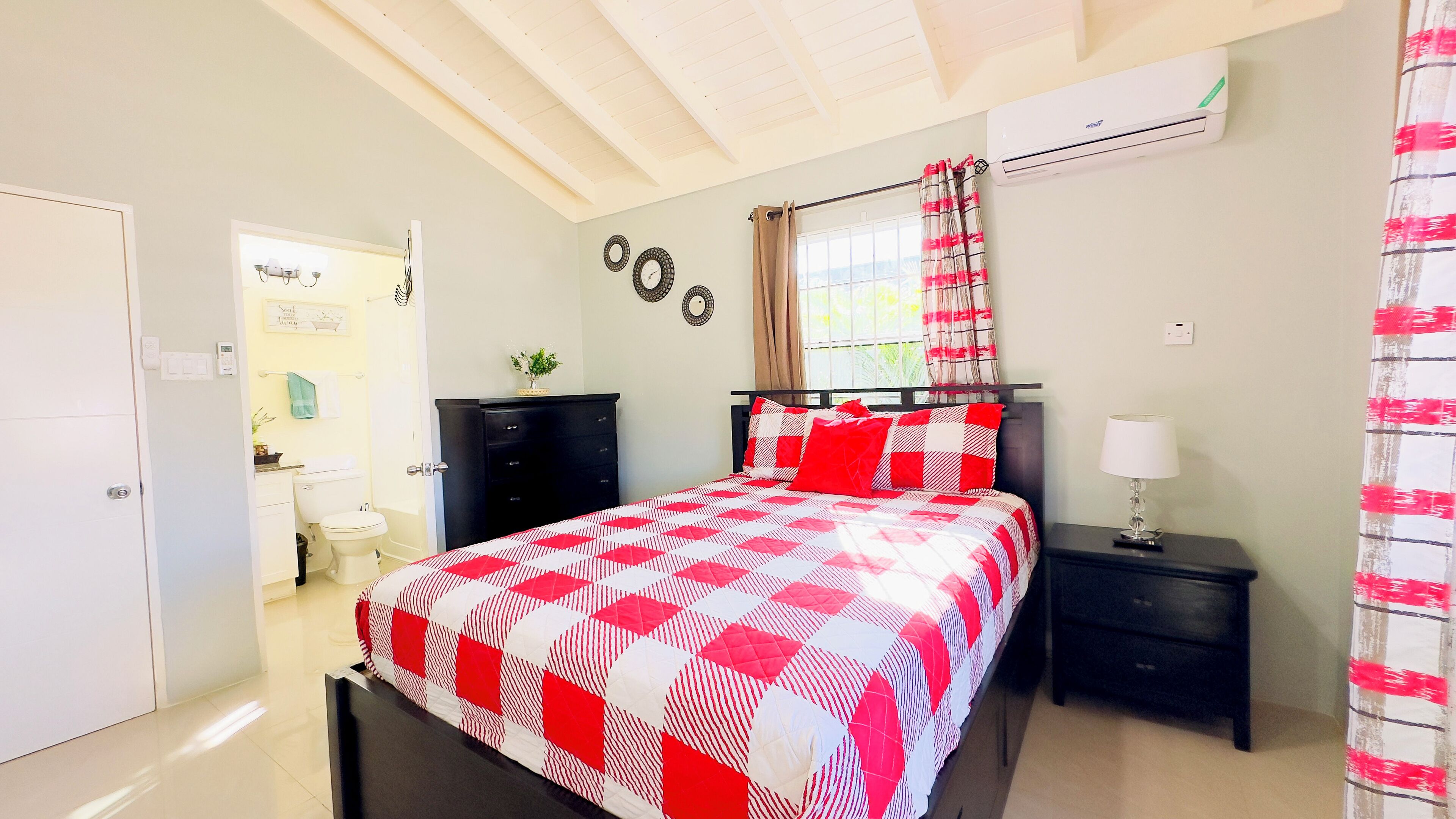 3 bedrooms, iron/ironing board, travel crib, internet