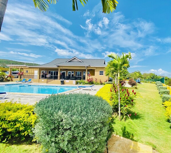 Pool - Jhadano 3BR Pool & Gym Free Shuttle Washer, Dryer (Florence Hall Village)