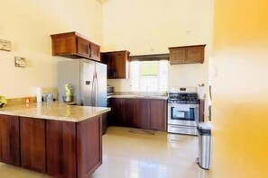 冷蔵庫、電子レンジ、オーブン、コンロ