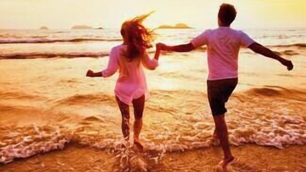 A couple walking hand in hand on a beach at sunset. - 3BR*Near Beach | Airport Shuttle | Pools | Tennis🌴 (Falmouth)
