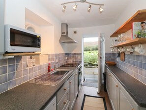 Dishwasher, cookware/dishes/utensils - Kestrel Cottage (Keswick)