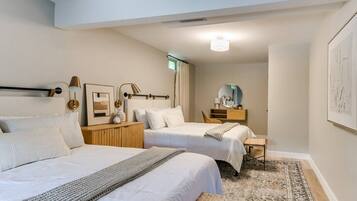 4 bedrooms, desk, WiFi, bed sheets