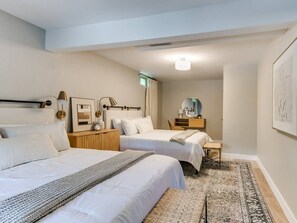 4 bedrooms, desk, WiFi, bed sheets - Elegant 4BR Split Foyer - Luxe Living (Des Moines)