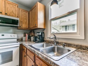 Een koelkast, een microgolfoven, een oven, een kookplaat