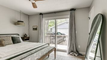 4 bedrooms, desk, WiFi, bed sheets
