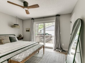 4 bedrooms, desk, WiFi, bed sheets - Elegant 4BR Split Foyer - Luxe Living (Des Moines)