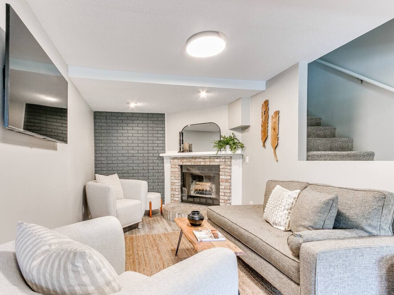 Televisie, een open haard en tafelvoetbal