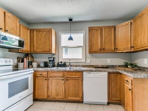 Een koelkast, een microgolfoven, een oven, een kookplaat