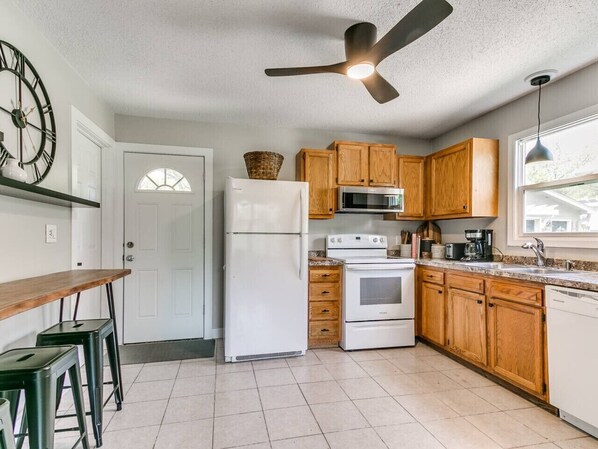 Een koelkast, een microgolfoven, een oven, een kookplaat