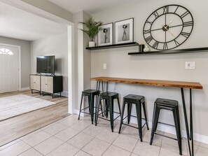 Interior - Elegant 4BR Split Foyer - Luxe Living (Des Moines)