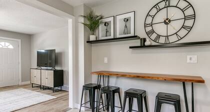 Elegant 4BR Split Foyer - Luxe Living