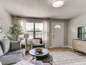 Televisie, een open haard en tafelvoetbal